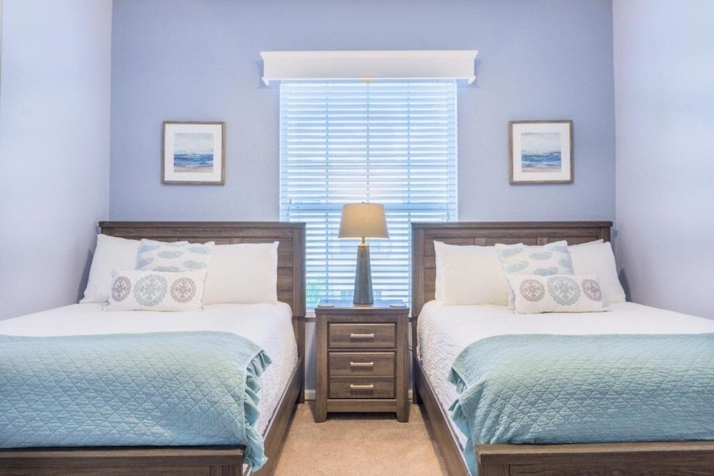 Lakeview Penthouse Elegance 3 Bedroom Condo by RedAwning