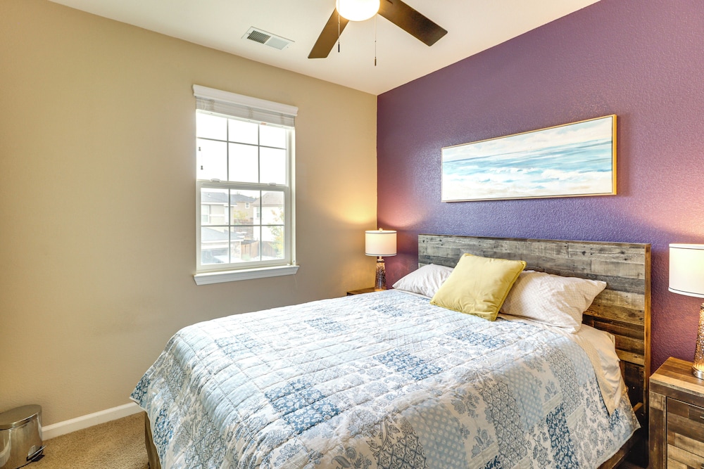 6 Mi to Dtwn Reno: Mtn-view Retreat w/ Fireplace!