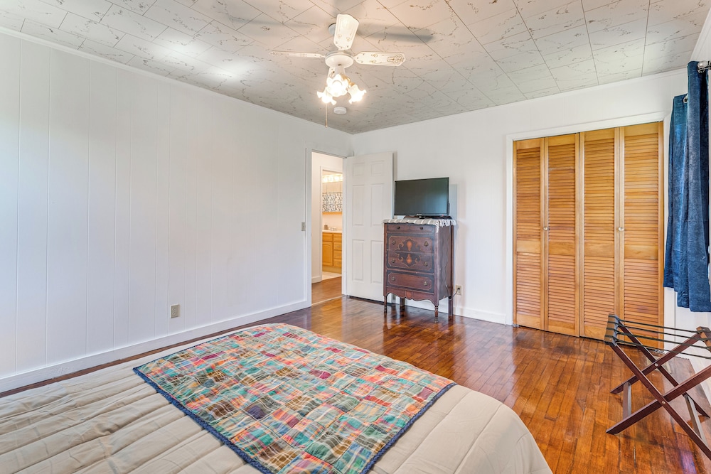 5 Mi to Chatuge Lake: Hayesville Hideaway!