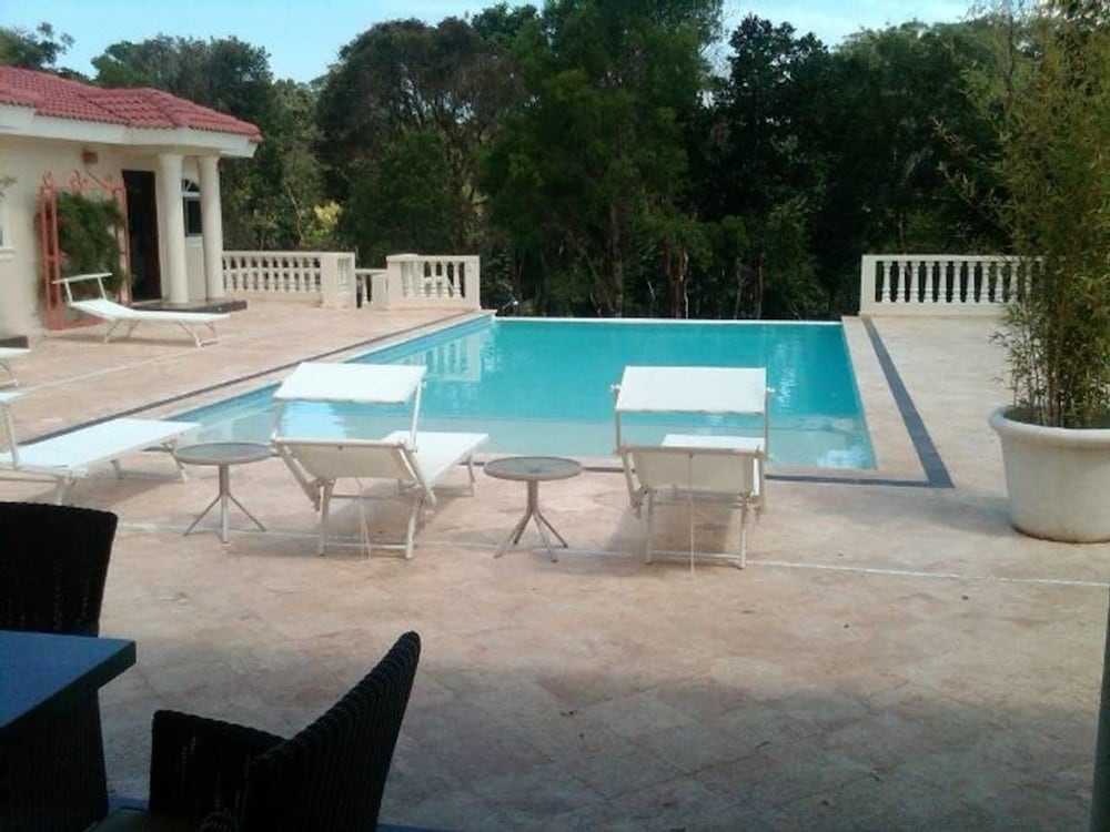 Touch of Elegance! 6 Bedroom Near the Beach