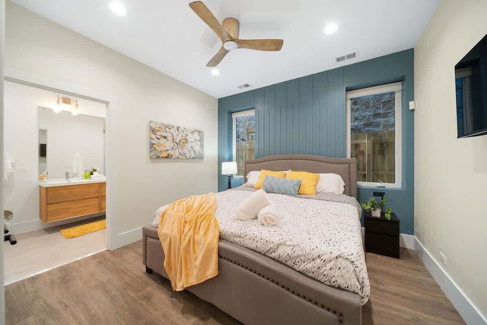 New Two Bed Condo by United Center With Balcony