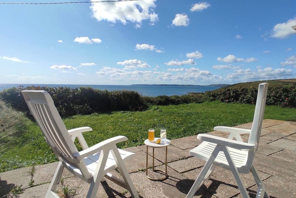 3-bed Seaside Cottage Retreat - Parking & Garden
