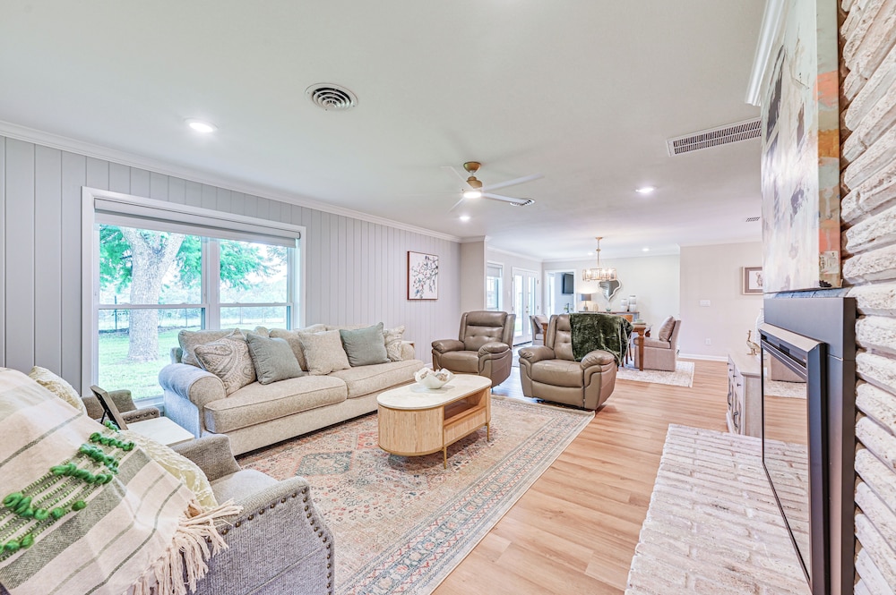 Patio, Yard, Views: Modern Home in Longview