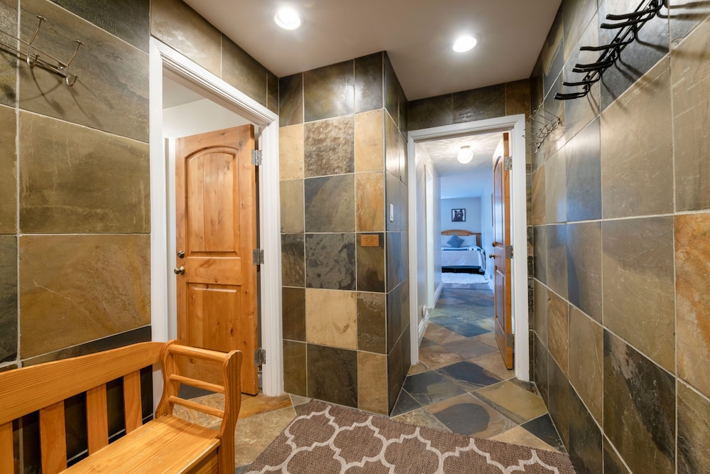 2BR Resort Plaza 5022 Slope-Side Park City Condo, Ideal for Families & Couples
