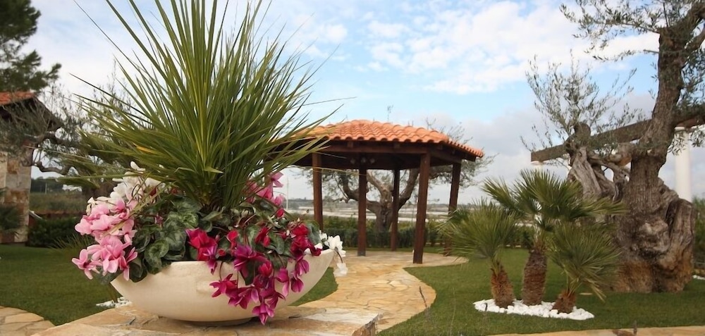La Maison Rouge Resort