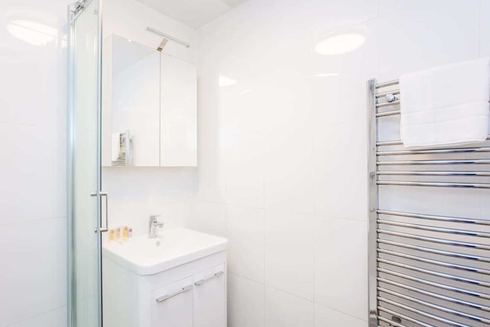 Energised Apartment With Gym in Brent Park