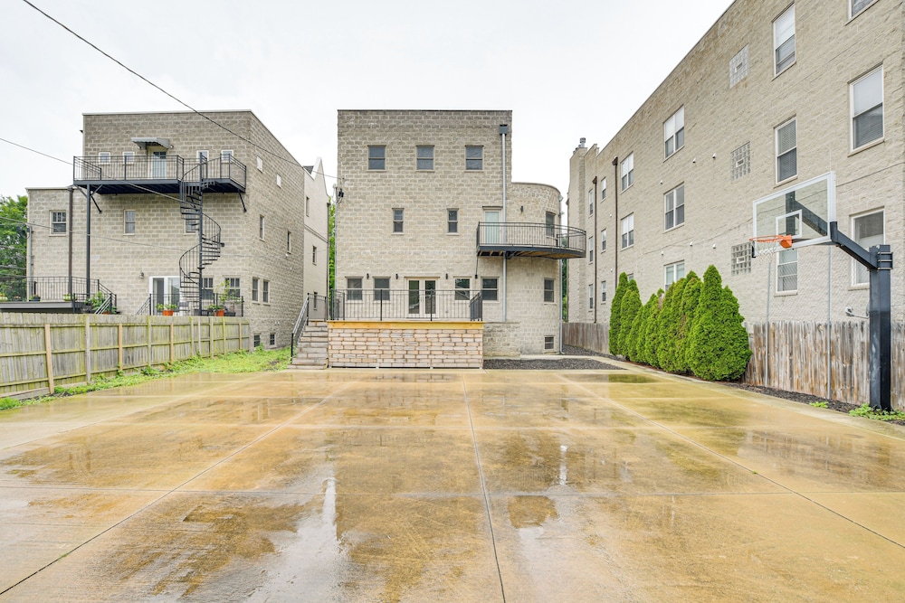 Walk to Lake Michigan: Chicago Apt w/ Deck