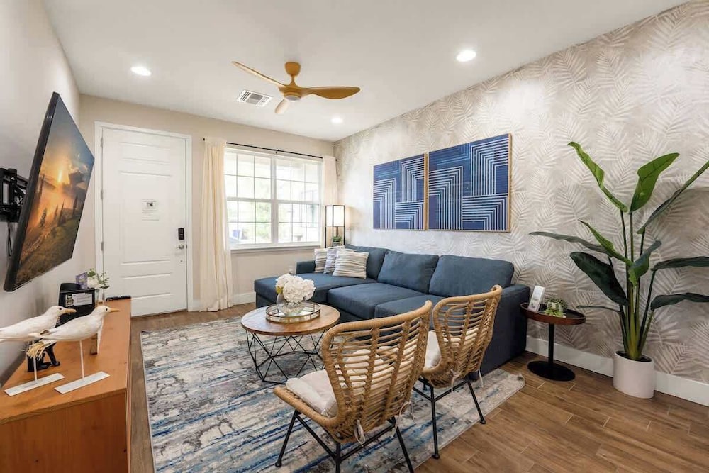 Beautiful 4BR Home w/ Modern Design