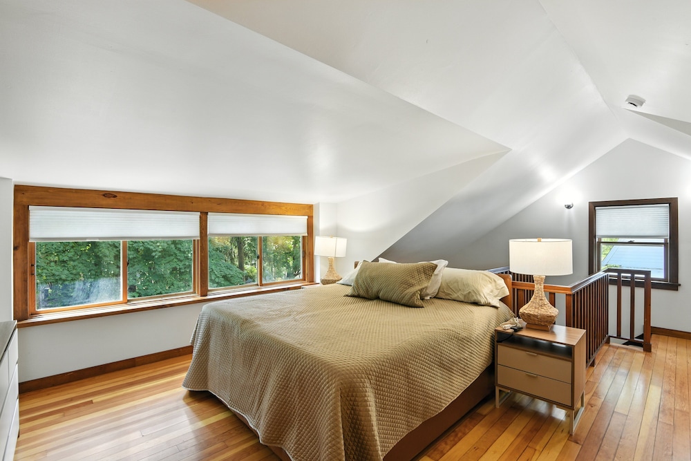Charming Manville Heights Cottage Retreat 3 Bedroom Home