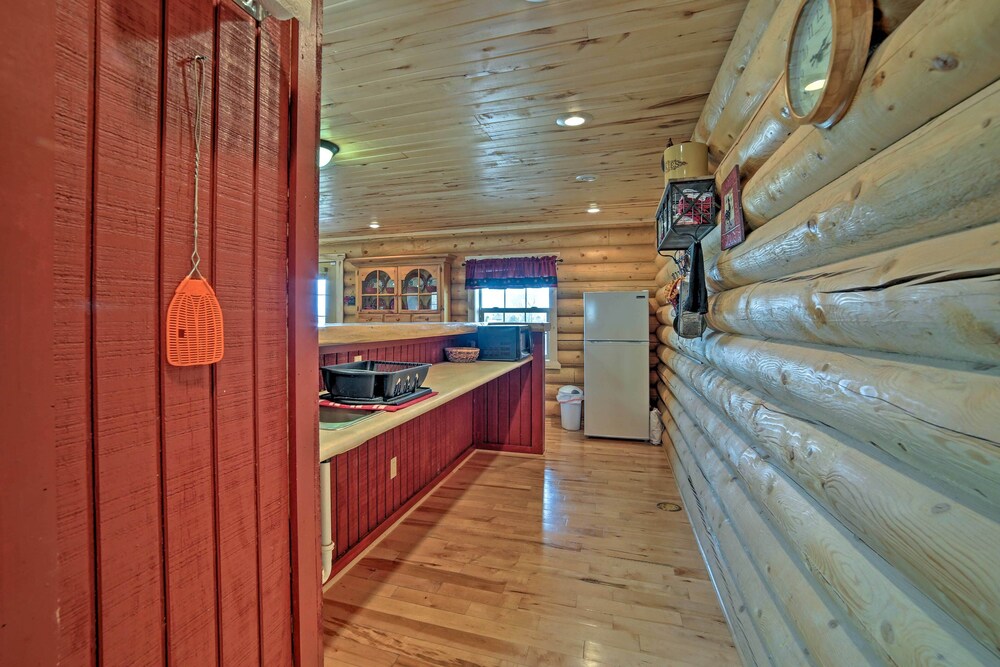 Rustic Cabin Near Palisade State Park w/ Deck!