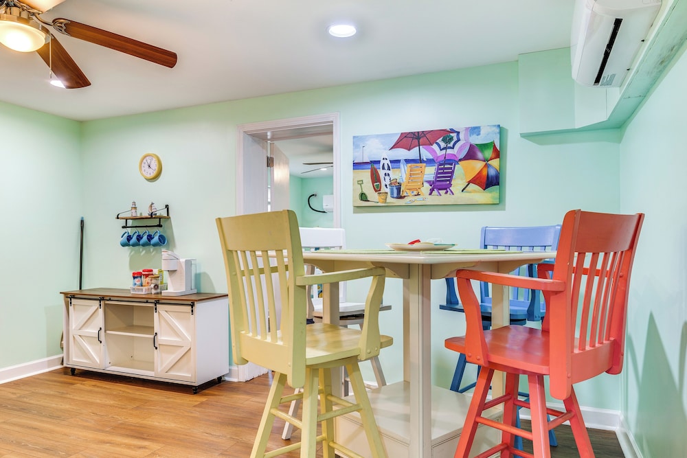 Walk to Shore: Atlantic Beach Condo w/ Pool Access