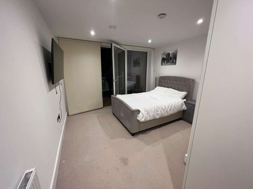 Impeccable 2-bed Apartment in Erith view 3