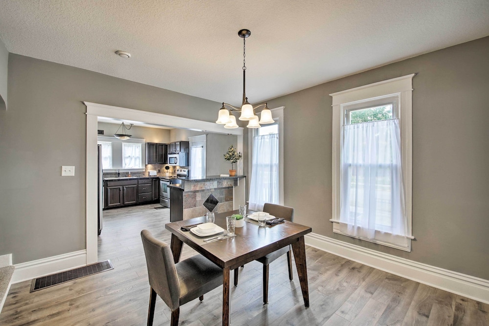 Lakeside Garden Home - 1 Mile to Main Street!