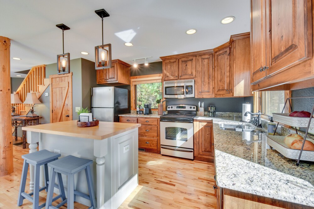 Fish, Hike & Swim: Lake Burton Retreat w/ Hot Tub!