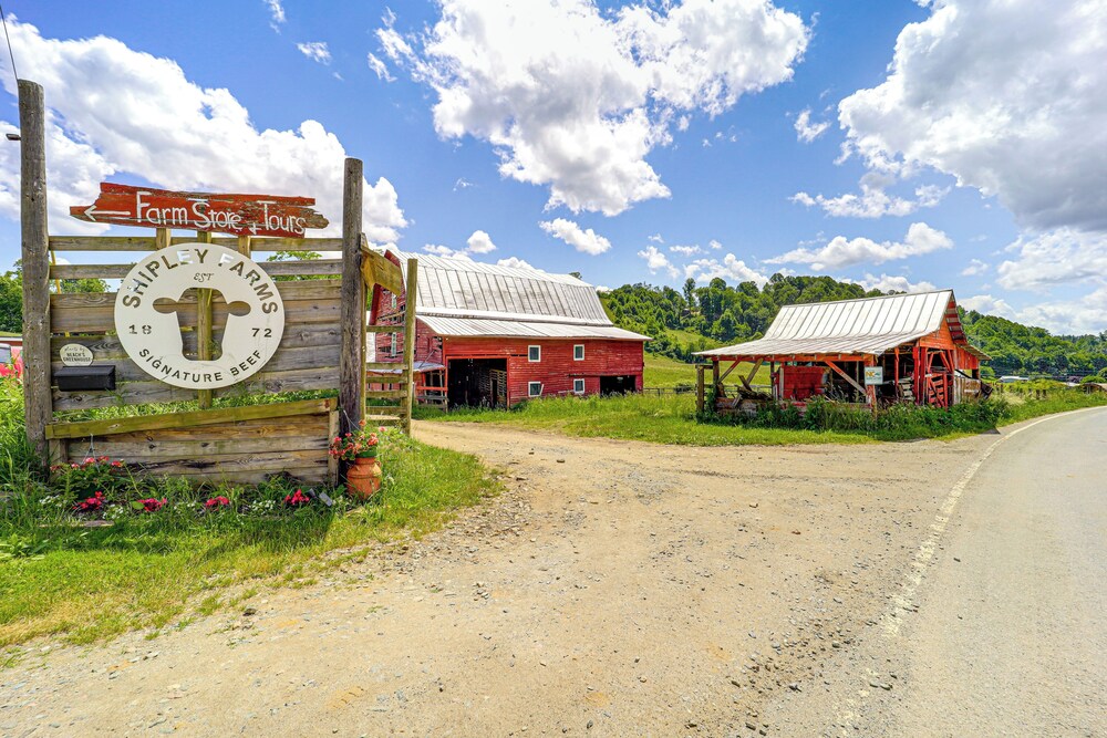 Mtn-view Deck: Scenic Glamping Getaway Near Boone!