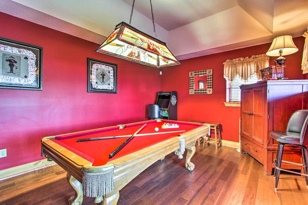 2 Mi to Ober Mtn: Hot Tub & Deck at Cozy Cabin!