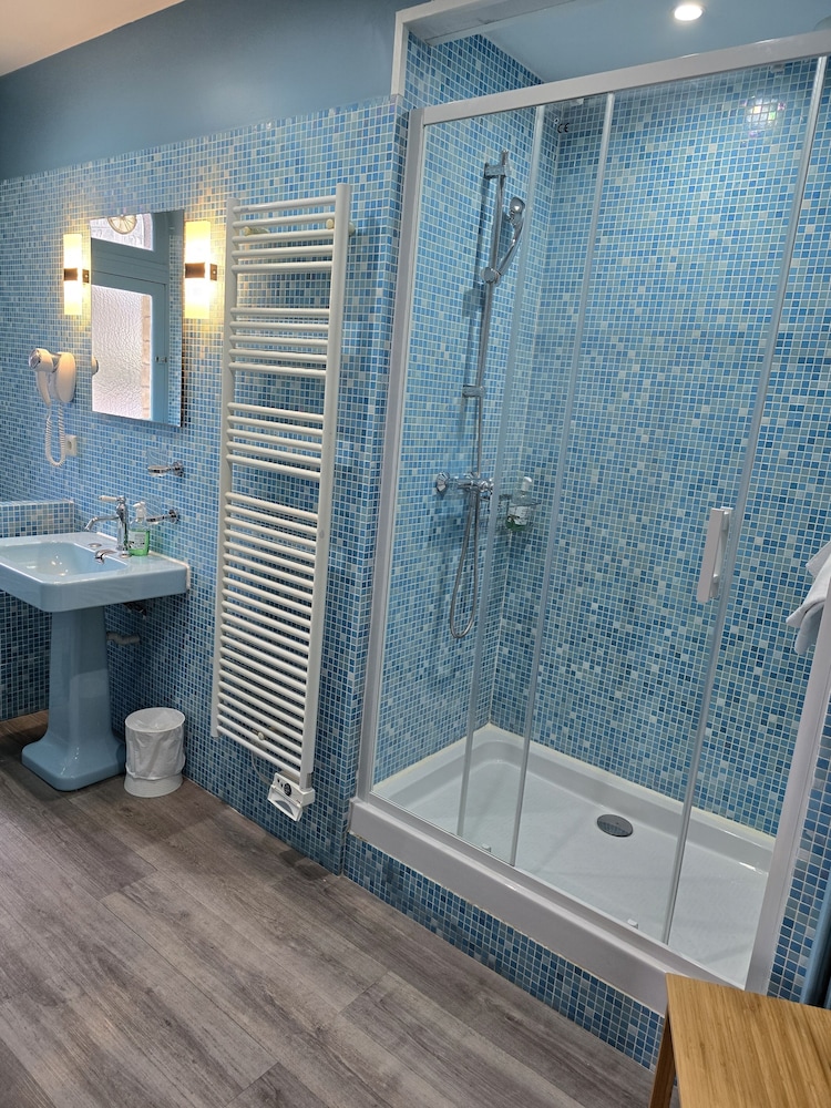 Castel Bayeux Guesthouse
