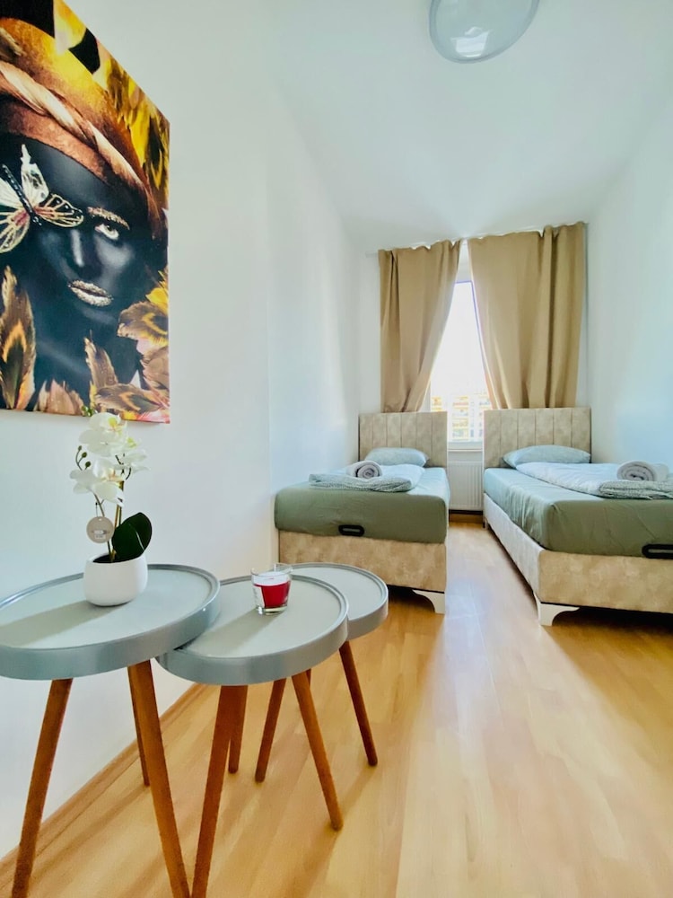 Rooms in Cozy 4BR Shared Apt Central