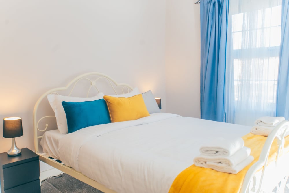 Remarkable 4-bed House in Cardiff view 3