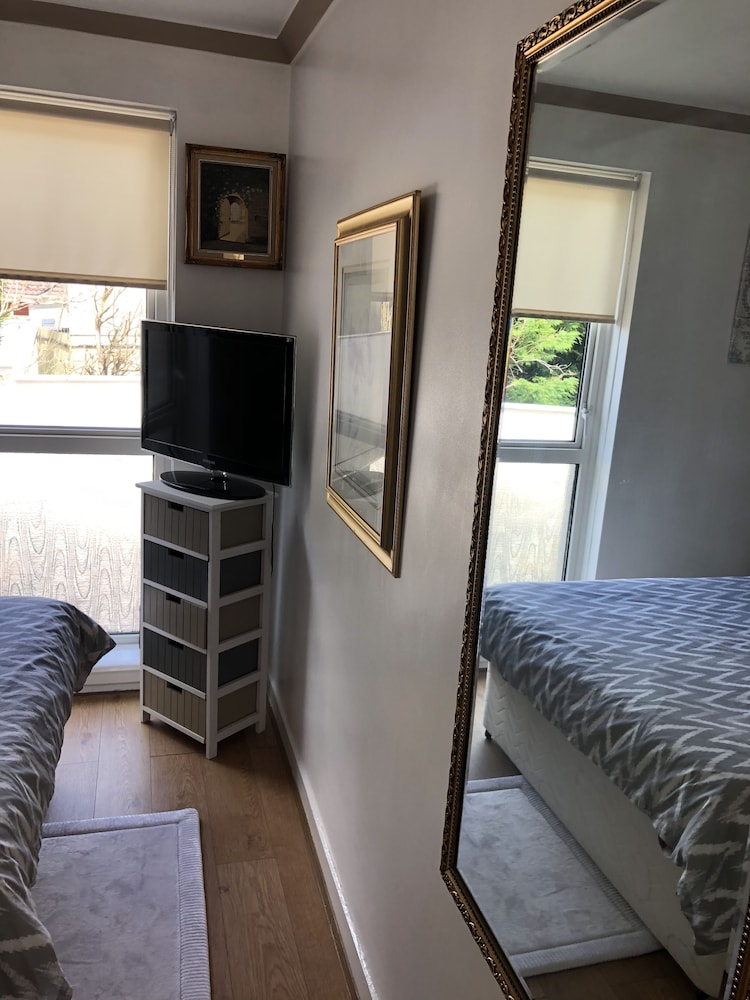 Limegrove, Comfortable Three Bedroom House view 3