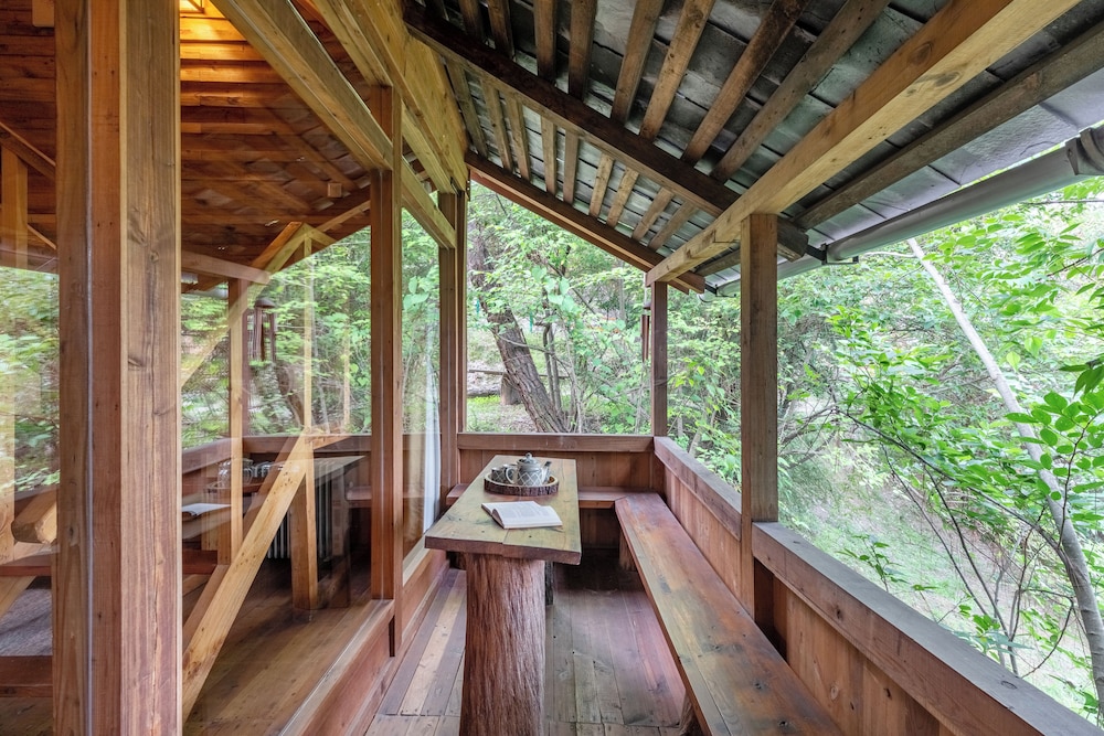 Alaya Stays Suro Woodcrest Chalet