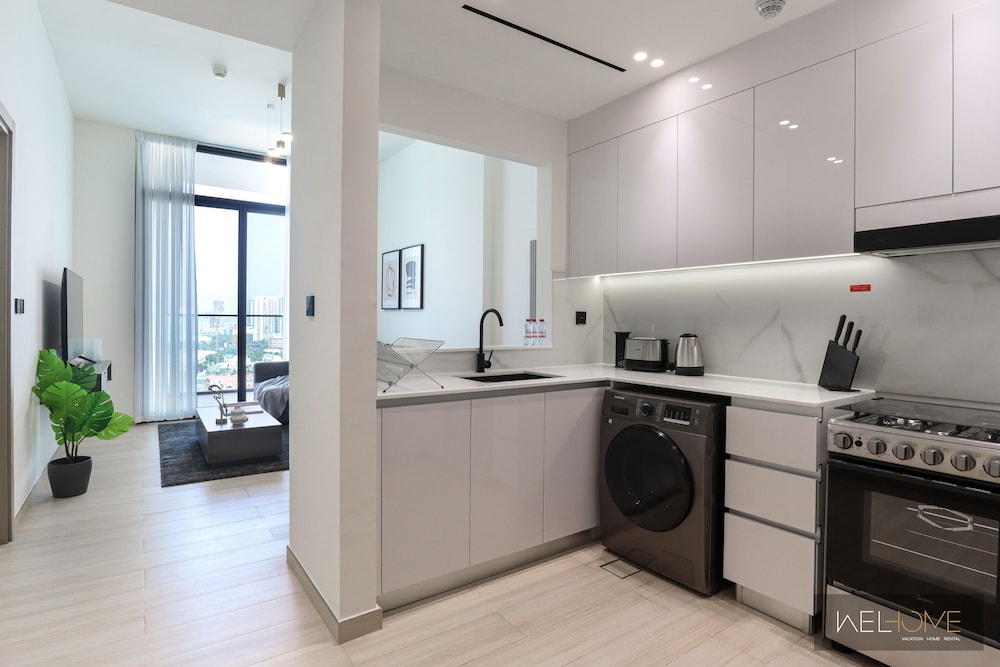 WelHome - Dubai Delight: Luxe Living 1BR at Binghatti Luna