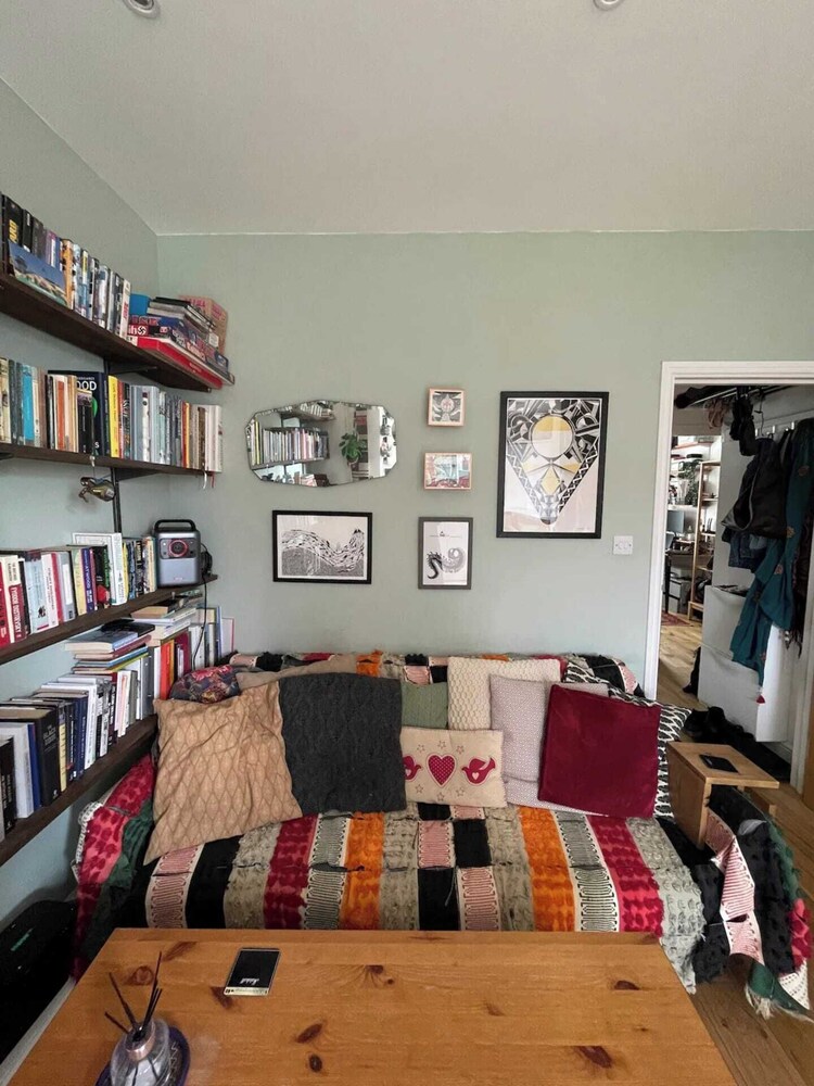 Snug 1BD Flat With Balcony - Stoke Newington