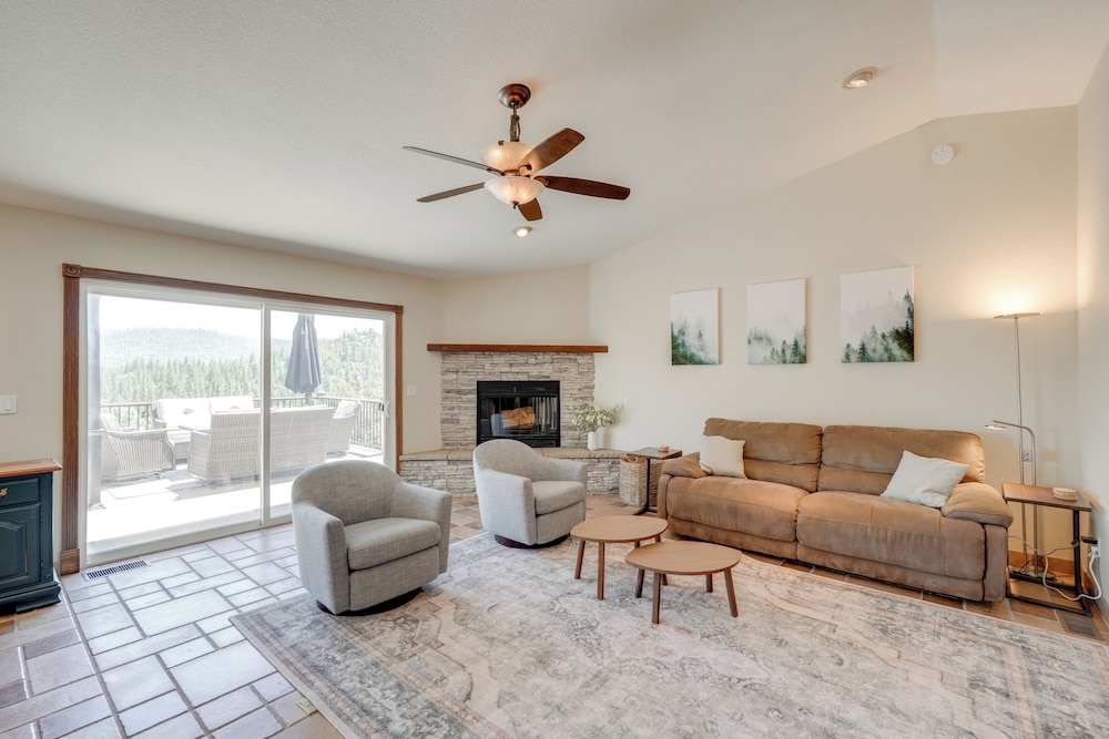Hot Tub + Game Room: Family Retreat in Groveland!
