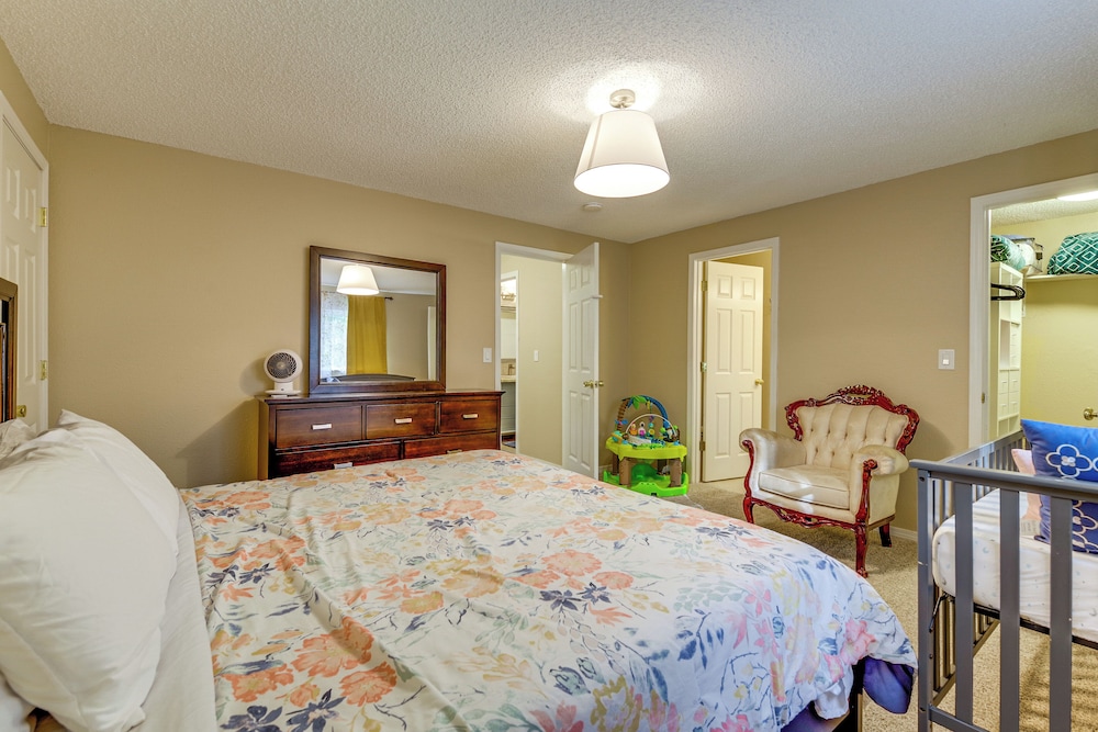 Family Retreat w/ Hot Tub & Game Room in Everett!