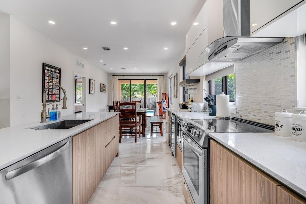 Fox Sonata Downtown Pool House 3 Bedroom Home