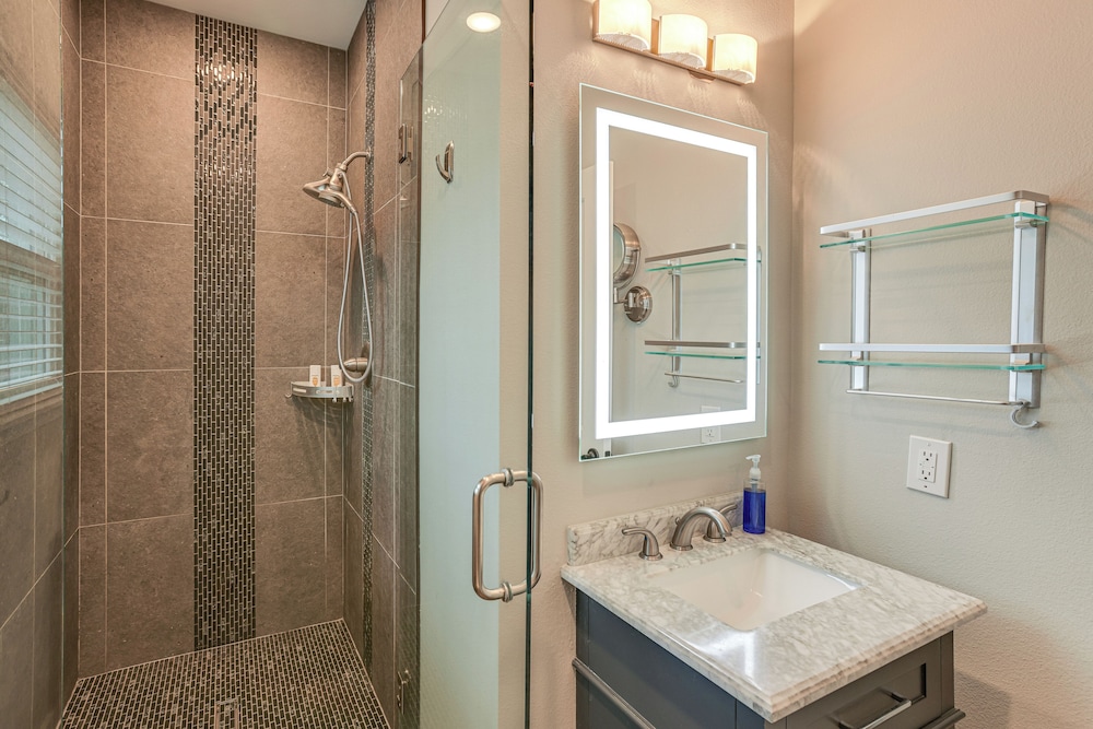 Pets Welcome: Home w/ Deck & Patio in Hockley!