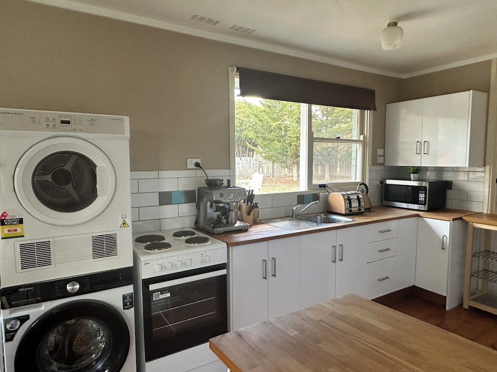 Charming 3 Bedroom Home in Garran, Perfect for Families and Groups