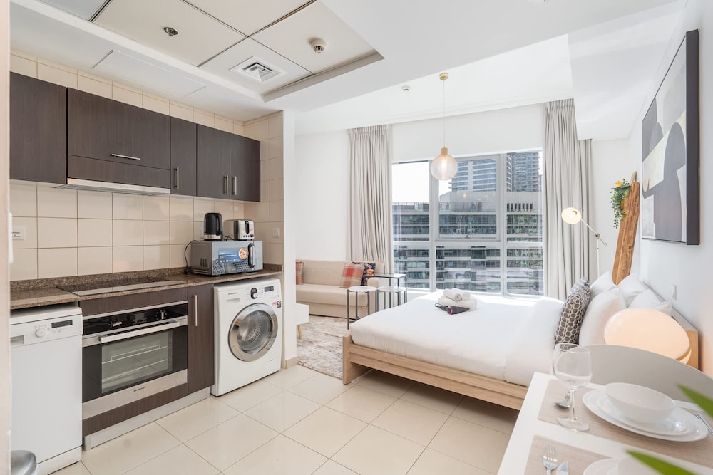 Chic Marina-view Studio in Bay Central Marina