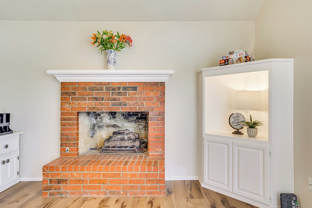 < 1 Mi to Oak Tree National: Cozy Getaway!