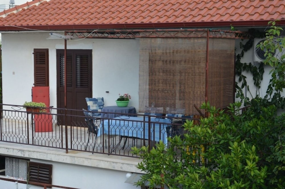 Lenka - Great Location & Free Parking - A1 view 3