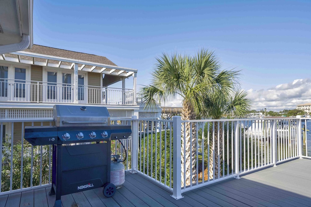 Harbor Seahorse - Outdoor Deck & Boat Dock