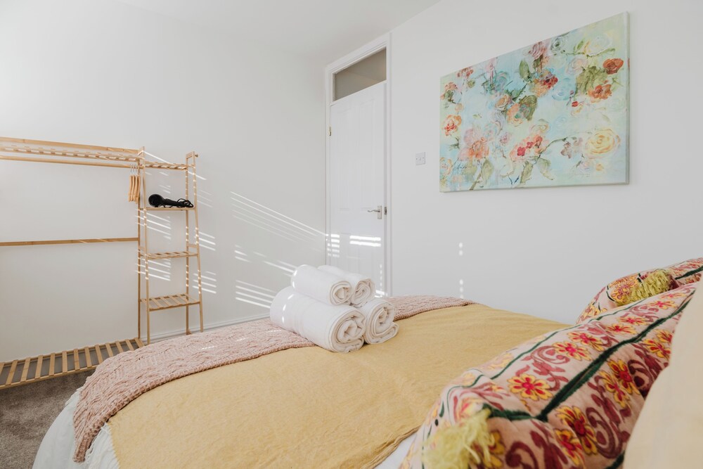 Corner House - Bright 2BD in Cheltenham