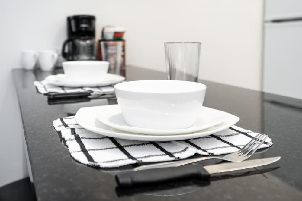 Premium 2BD Loft DT Prking Rooftop Patio BBQ Gym - Image 5