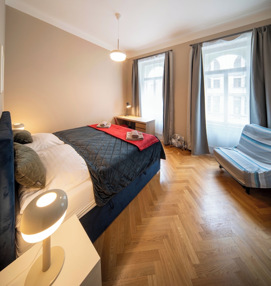 1 Bed Flat - Sleeps 5 - Parking - Wifi