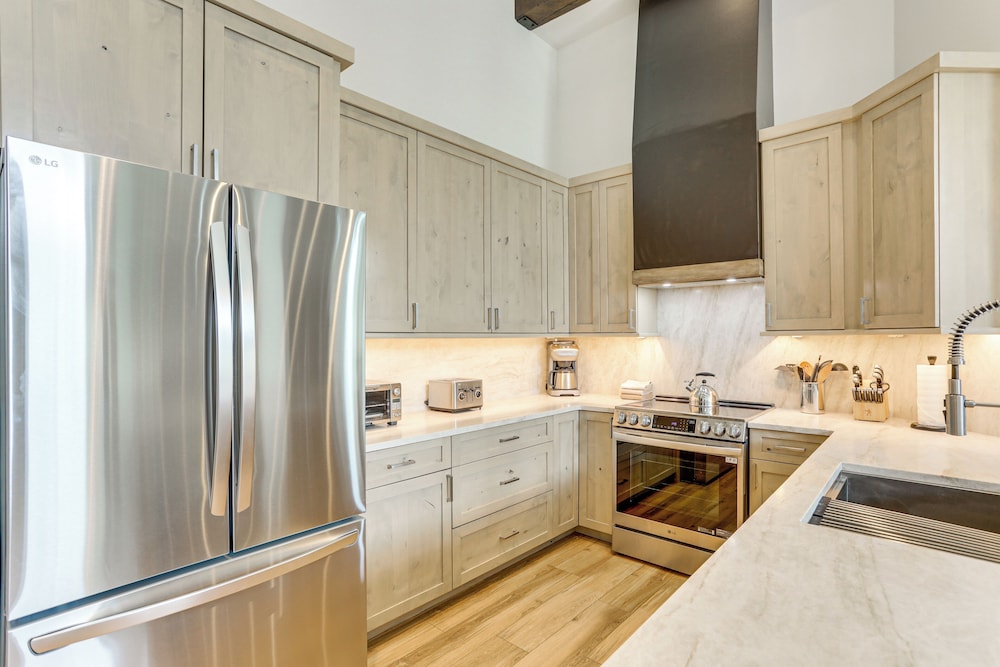 Sauna & Ski Shuttle Access: Mtn-view Condo in Avon