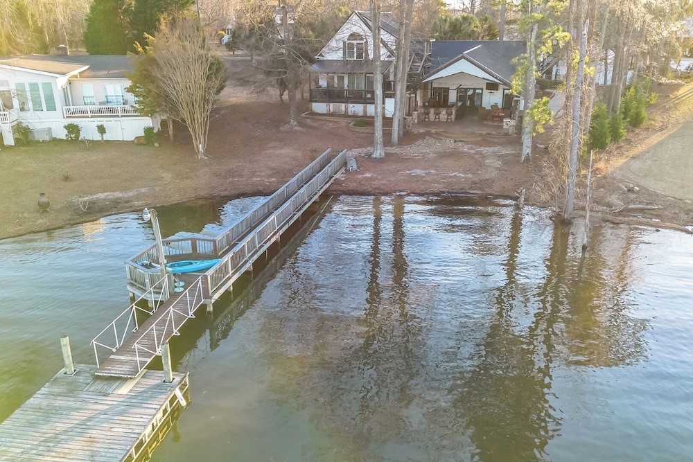 Luxury Lakefront 4br: Jacuzzi, Game Room & Wi-fi