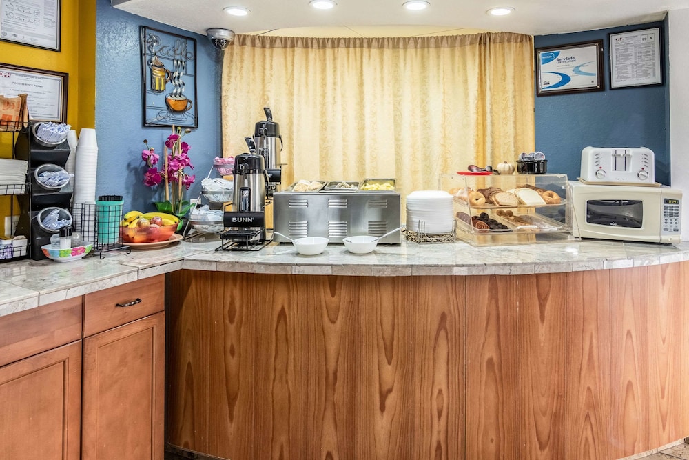 Macon Vacations - Econo Lodge Inn  Suites - Property Image 9