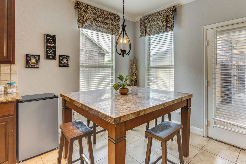 Pet-friendly Home w/ Patio & Yard in Rosharon