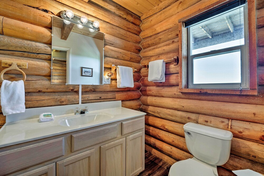 Pet-friendly Moab Cabin w/ Mtn Views & Bbq! view 2