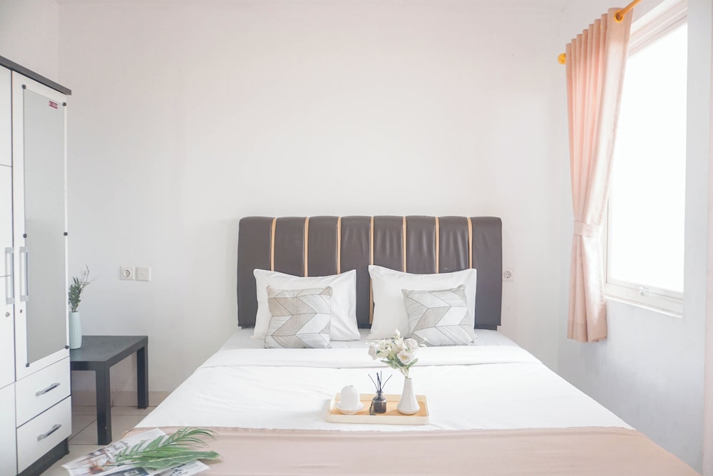 Cozy Living 1BR at Sentul Tower Apartment