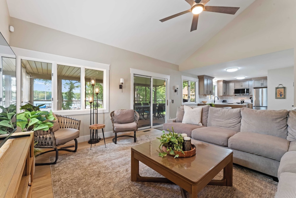 Lake Norman Waterfront Home w/ Covered Porch, Sunset Views & Easy Access to Dining, Shopping & Uptown Charlotte Adventures Sunsets on Shoreline