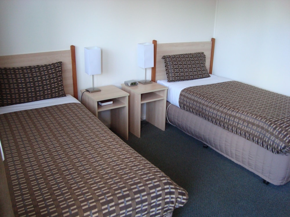 Beachcomber Motel And Apartments