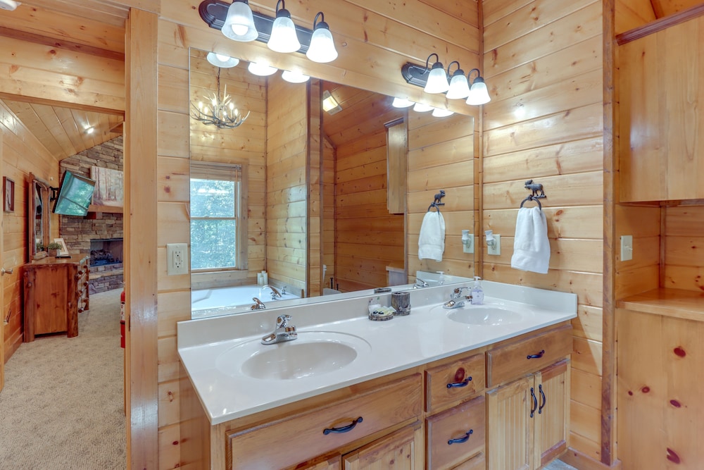 Lightning Bug Lodge at Coosawattee River Resort! view 4