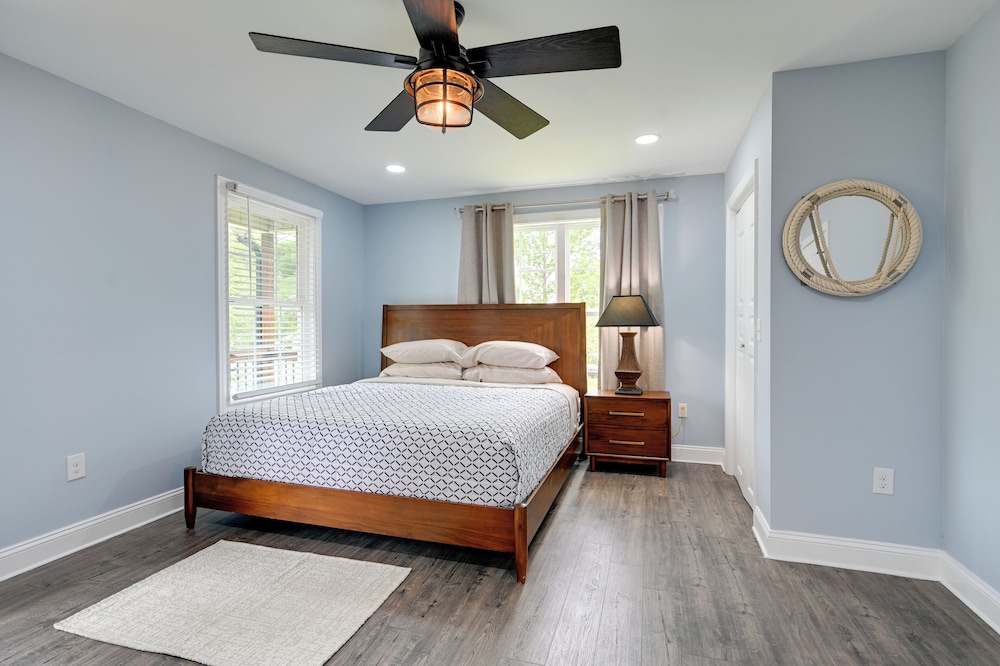 12 Mi to Downtown Winston-salem: Apt w/ Balcony!