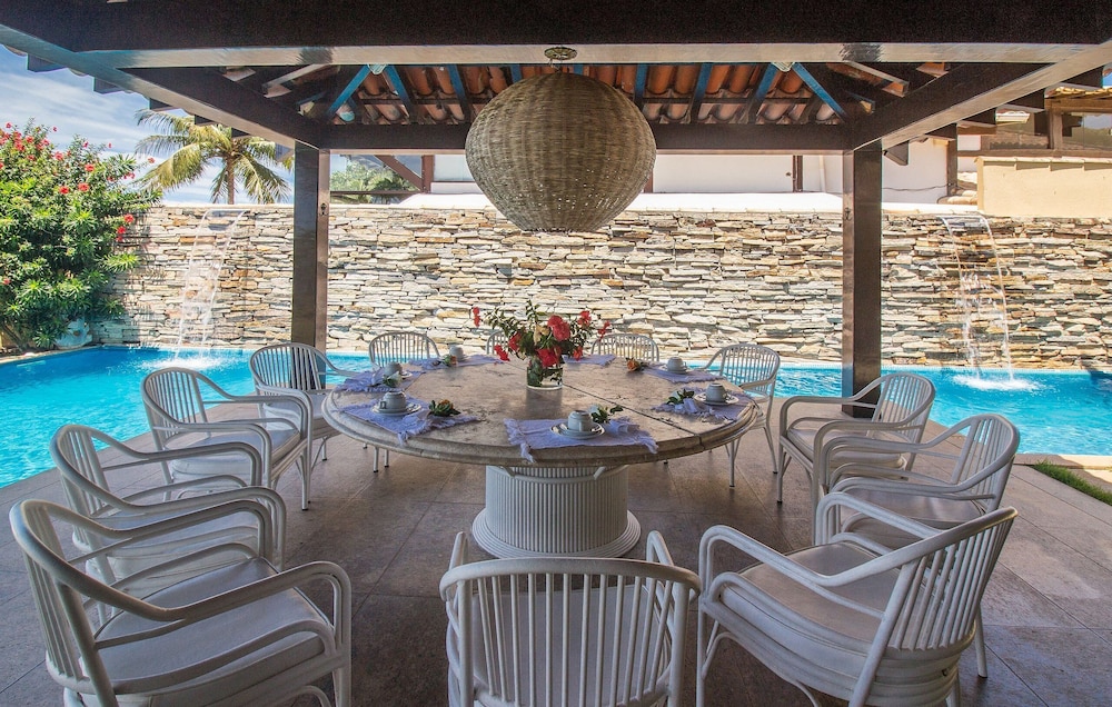 Casa com Cinco Quartos Pé na Areia